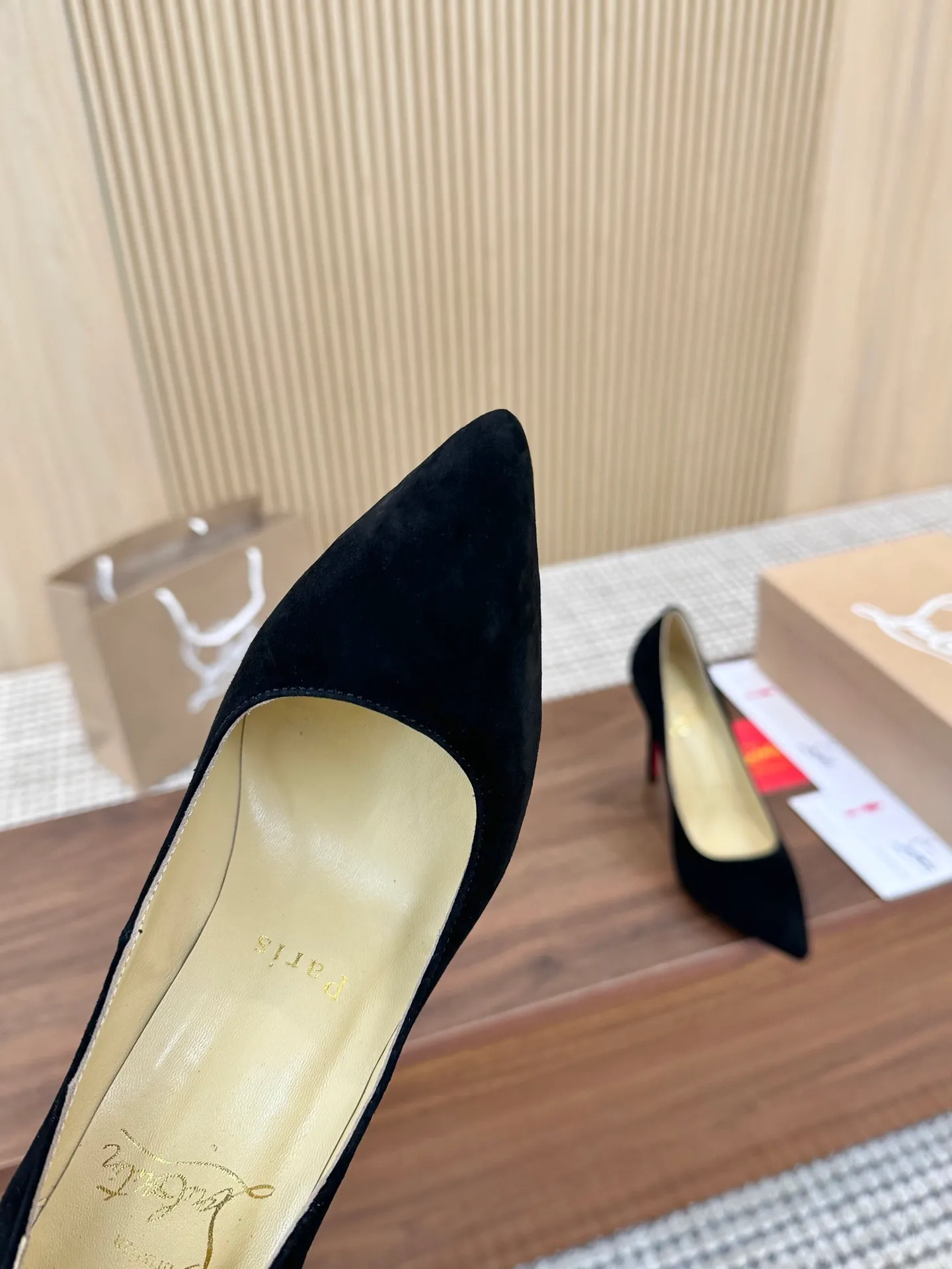 👟👟Ex-factory price 440👟👟 Genuine leather sole +40 Year-round shipment💝Christian Louboutin CL👠 Classic "Matte💎Cow Leather💎Series" noble and luxurious, real blingbling👟👟 Real materials, all customized by the pattern maker, and the materials are made of original customized materials to achieve the taste of the original 6 color options 💍 Upper: Imported 👉 cowhide 💪 Lining: Sheepskin foot pad/lining Size: 34-40.41.42 Heel height: 10.5cm and 8.5cm two options Leather sole Rubber sole